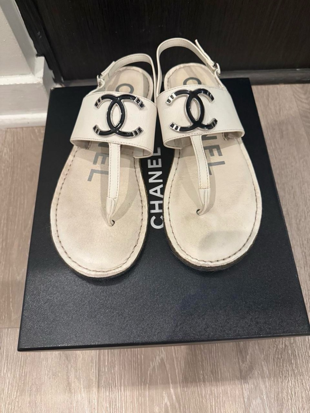 CHANEL White Calfskin CC Logo Thong Sandals EU 39 G34426